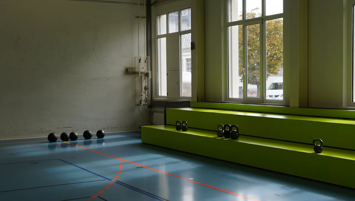 Man sieht verschiedene Fittnessgewichte. 